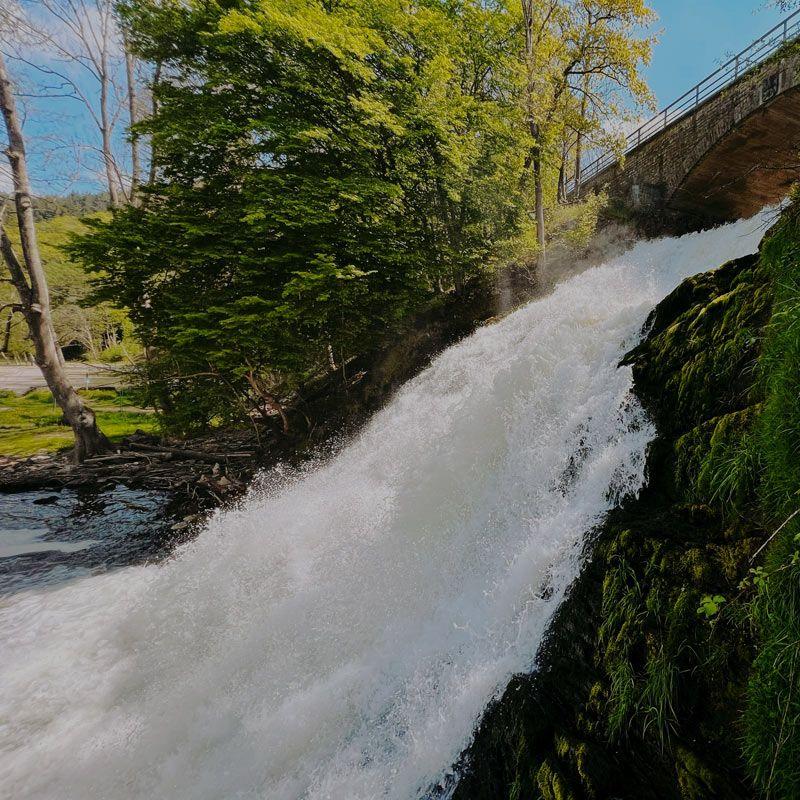 Au sommet de la cascade